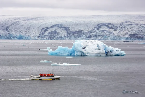 La gente viaja en un bote especial de anfibios en la laguna de hielo en I —  Fotos de Stock