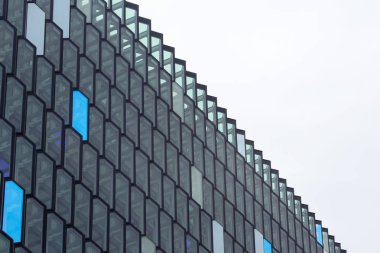 yapının soyut geometrik cam cephesi