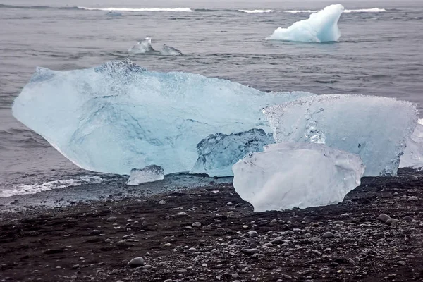 Блакитний лід на березі крижаної лагуни в Ісландці — стокове фото
