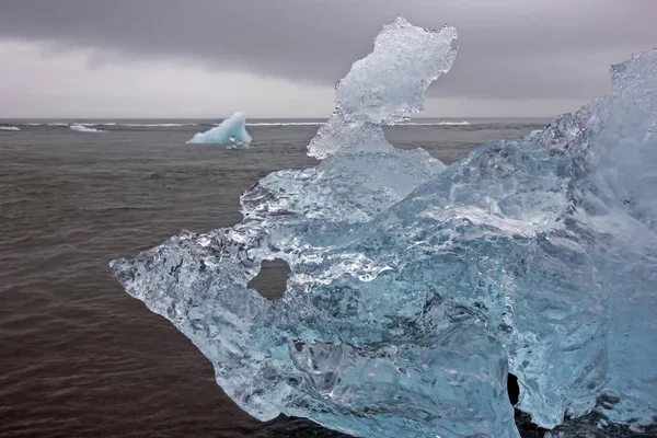 Blue Ice på stranden av Ice Lagoon i Icelan — Stockfoto