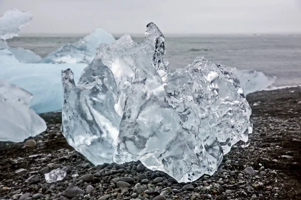 Hielo azul en la orilla de la laguna de hielo en Islandia —  Fotos de Stock