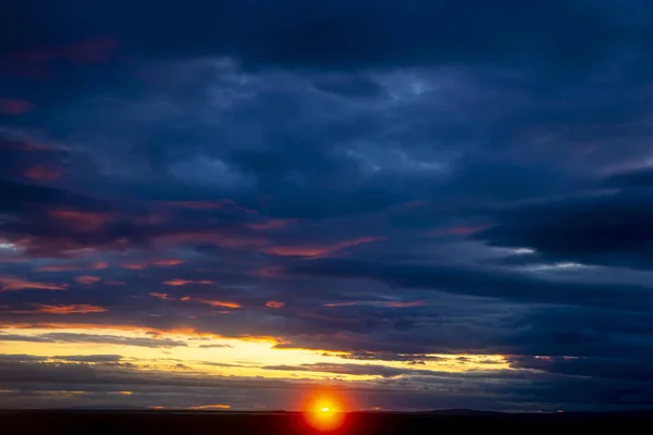 Atardecer colorido irrealista en las exuberantes nubes de Islandia — Foto de Stock