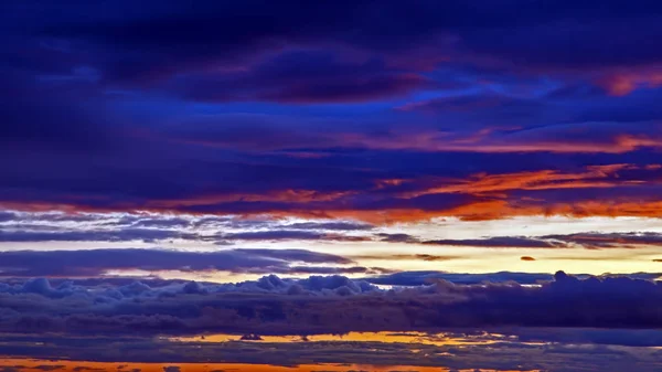 Нереалистичный красочный закат в пышных облаках Исландии — стоковое фото