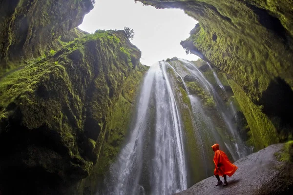Gljufrabui vodopád na Islandu, v údolí skal — Stock fotografie