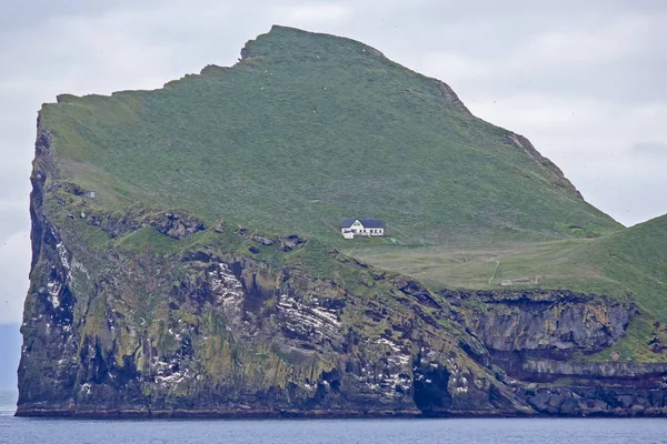 Одинокий дом на острове архипелага Вестманнайяр. Ic — стоковое фото