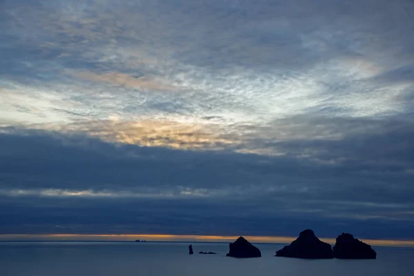 Steiner i havet ved soloppgang – stockfoto