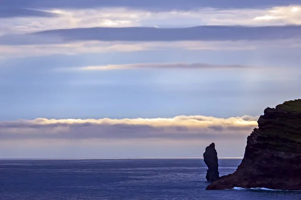 Rocce nell'oceano contro il cielo della sera — Foto Stock