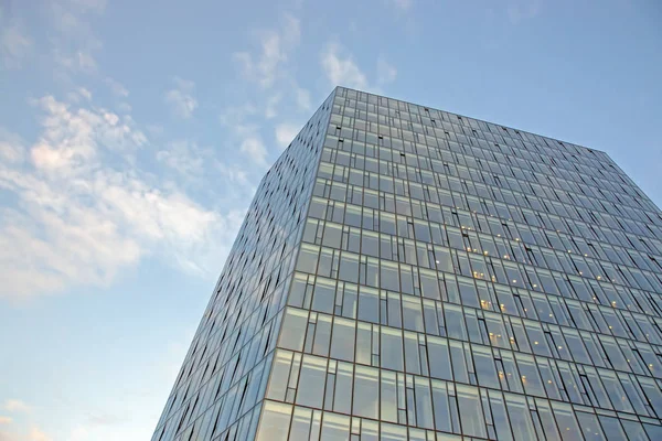 SK karşı modern çok katlı bir binanın cam cephe