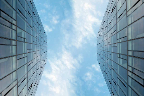 Fachada de vidrio de un moderno edificio de varios pisos contra el sk —  Fotos de Stock