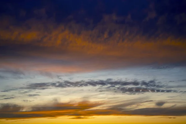 Выразительный контраст облаков в небе — стоковое фото