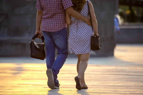 Homme et femme marchant ensemble dans la rue — Photo