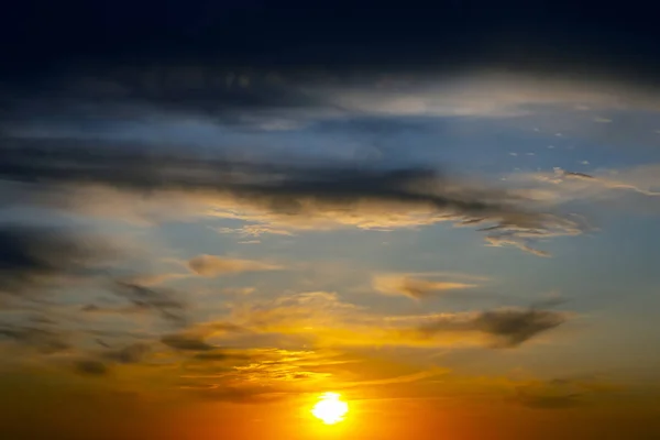 Вечерний закат с яркими облаками — стоковое фото