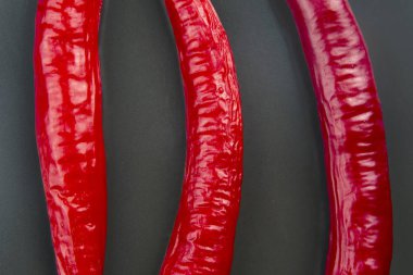 Gri seramik tabakta kırmızı biber. Yakın plan. baharatlar ve vege