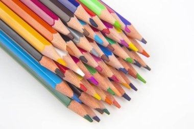 Beyaz arka plan üzerine çizim yapmak için renkli kalemler. Eğitim ve