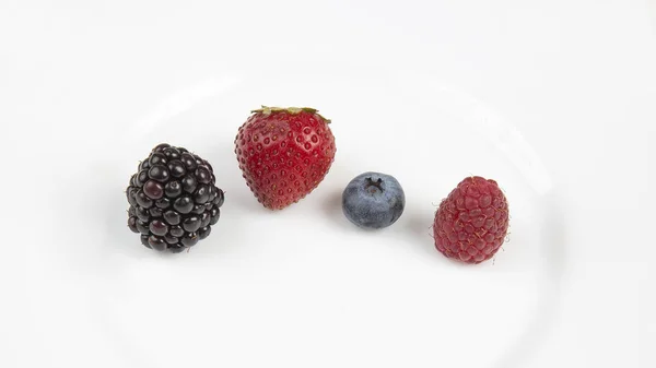 Blackberry, черника малины и клубника на белом бэкгре — стоковое фото