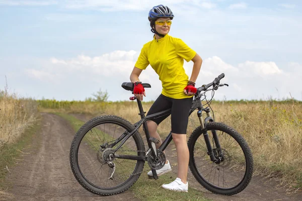 자연에 자전거를 타고 다니는 예쁜 소녀 자전거타기. 건강 한 생활 — 스톡 사진