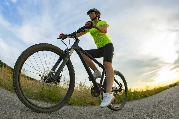 Schöne Radfahrerin fährt Fahrrad auf der Straße. Gesundes Leben — Stockfoto