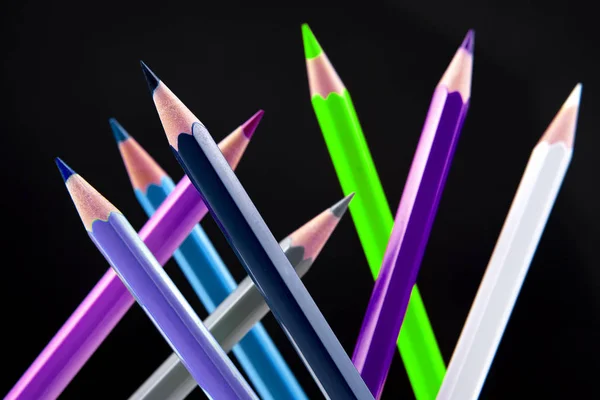 Färgade pennor för att rita på mörk bakgrund. Utbildning och — Stockfoto