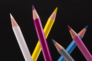 Siyah arka planda renkli kalemler. Eğitim ve yaratıcılık. 