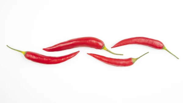 Κόκκινη καυτερή πιπεριά σε λευκό φόντο. μπαχαρικά και φυτικά τρόφιμα — Φωτογραφία Αρχείου
