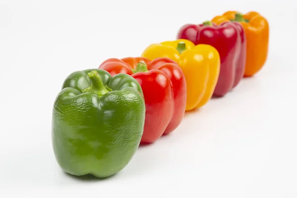 Gekleurde paprika 's op een witte achtergrond. vitamine voedsel — Stockfoto