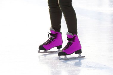 Buz pistinde patenli kadın bacakları. Spor ve eğlence. R