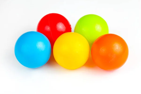 Boules en plastique coloré sur fond blanc — Photo