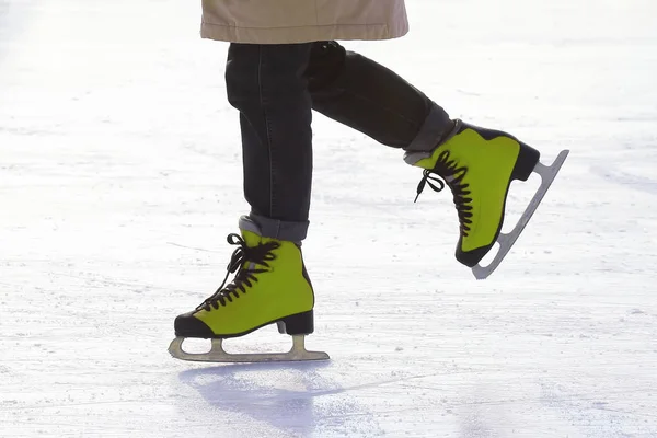 Gambe femminili in pattini su una pista di pattinaggio di ghiaccio. Sport e intrattenimento. R — Foto Stock