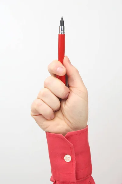 Man handen håller en röd penna på en vit bakgrund — Stockfoto