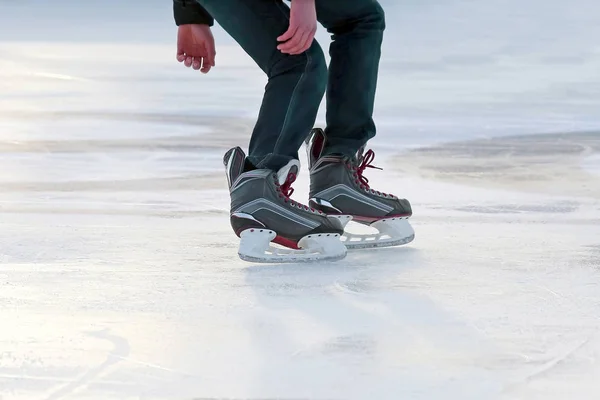 As pernas de um homem patinando no rin gelo — Fotografia de Stock