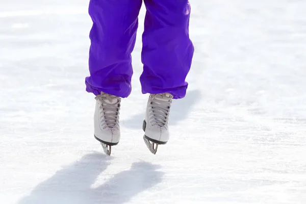 Pies patinando en la pista de hielo. Deporte y entretenimiento. Descanso y — Foto de Stock