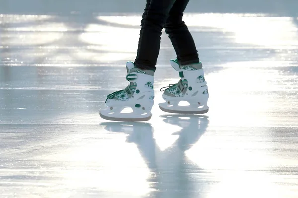 Πόδια πατινάζ κορίτσι πατινάζ στον πάγο rin — Φωτογραφία Αρχείου