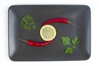 Tabakta taze kırmızı biber ve limon. Erdemli vitamin.