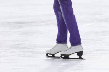 Ayaklar buz pateni pistinde kayıyor. Spor ve eğlence. Dinlen ve 