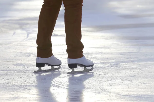 Las piernas de un hombre patinando en el rin de hielo — Foto de Stock
