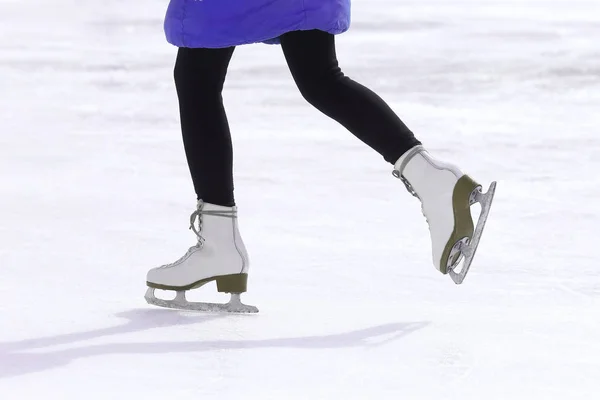 Piedi che pattinano sulla pista di pattinaggio. Sport e intrattenimento. Riposo e — Foto Stock