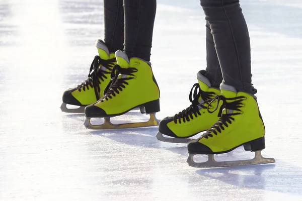 Pieds en patins rouges sur une patinoire. Sport et divertissement. Repos — Photo