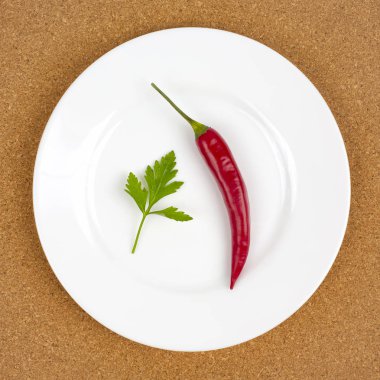 Beyaz tabakta taze kırmızı biber. Vitaminli sağlıklı yiyecekler..