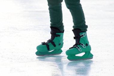 mavi buz pistinde paten içinde bacaklar