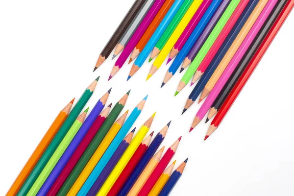 Färgade pennor för att rita på vit bakgrund. Utbildning och — Stockfoto