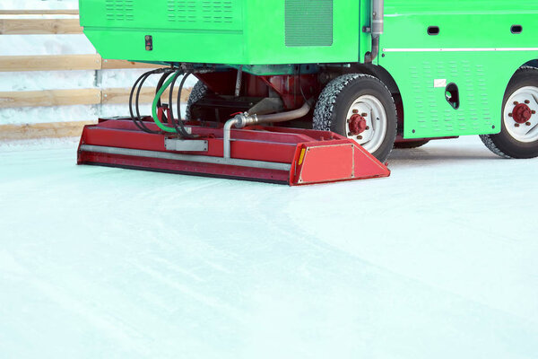 специальный машинный ледоуборочный комбайн очищает каток. Зимние виды
