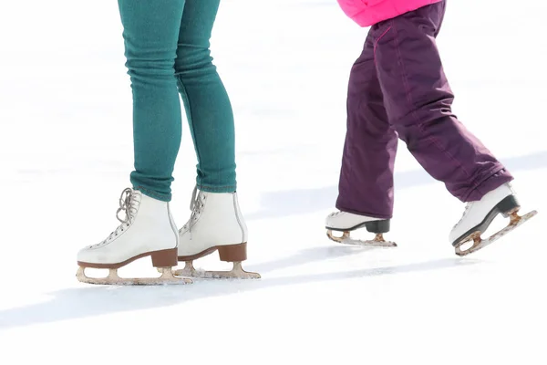 Дитячі та дорослі ковзани на льоду — стокове фото