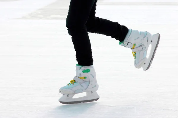 脚 ice-skating 人在冰上 — 图库照片