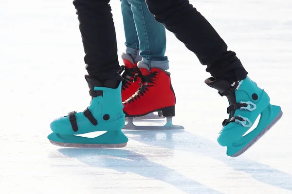 Πόδια ανθρώπων που κάνουν πατινάζ σε παγοδρόμιο. Αθλητισμός και διασκέδαση — Φωτογραφία Αρχείου