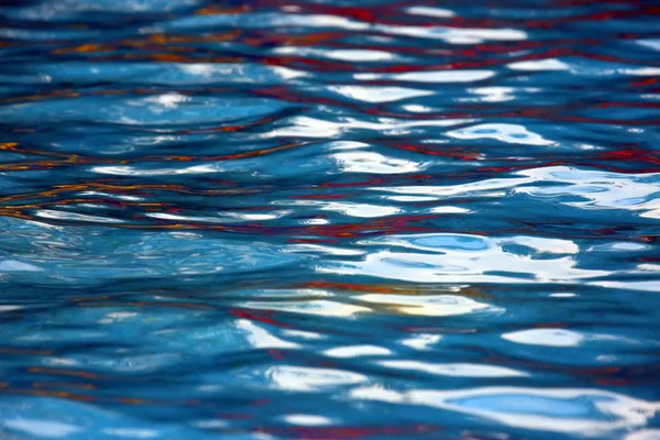 El reflejo del cielo en el viento sobre el agua. abstracción — Foto de Stock