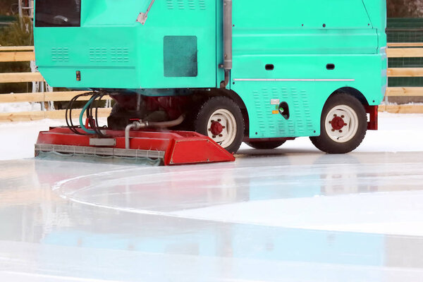 специальный машинный ледоуборочный комбайн очищает каток. Зимние виды
