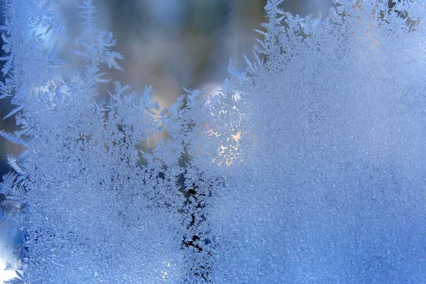 Patrones helados en el primer plano de cristal de la ventana — Foto de Stock