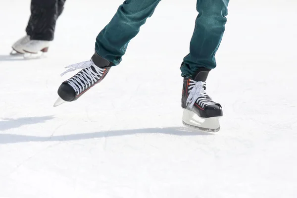 Füße Schlittschuhlaufen auf dem Eis — Stockfoto