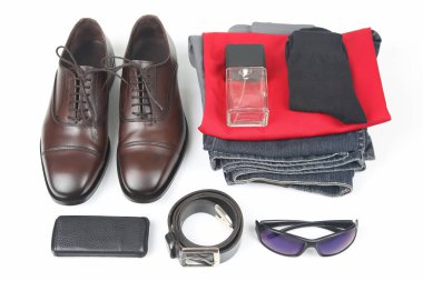 Klasik erkek ayakkabısı, kemer, gözlük, eau de tuvalet, beyaz arka planda kıyafetler ve cep telefonu