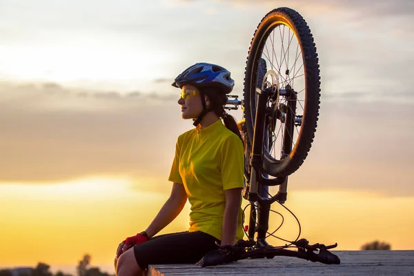 Schöne Und Glückliche Radfahrerin Mit Einem Fahrrad Der Natur Gesunder — Stockfoto